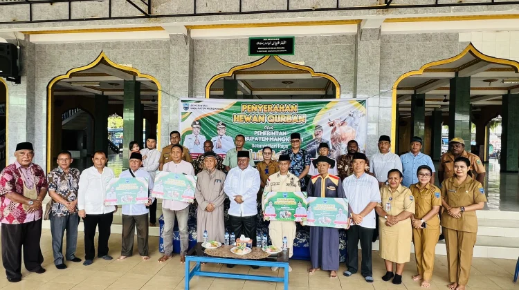 Pemkab Manokwari Serahkan 92 Hewan Kurban Iduladha