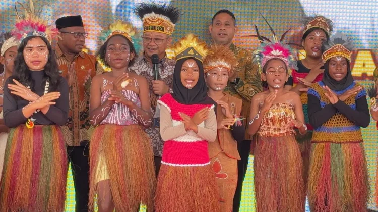 Menteri Abdul Mu’ti Nyanyikan Lagu Rukun sama Teman di Bintuni