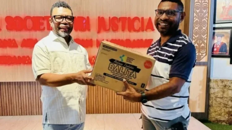 Filep Wamafma Serahkan Ribuan Bantuan Makanan Bergizi untuk Dukung Papua Sehat