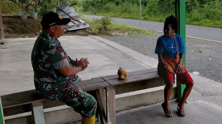 Jalin komunikasi, babinsa koramil 1803/01 masni komsos di kampung binaan