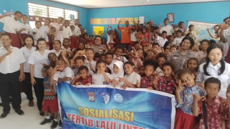 Polantas Edukasi Siswa SD 39 Ayambori tentang Keselamatan Berlalu Lintas