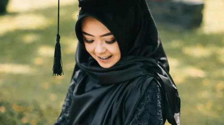 Gaya hijab untuk wisuda yang simpel tapi menawan