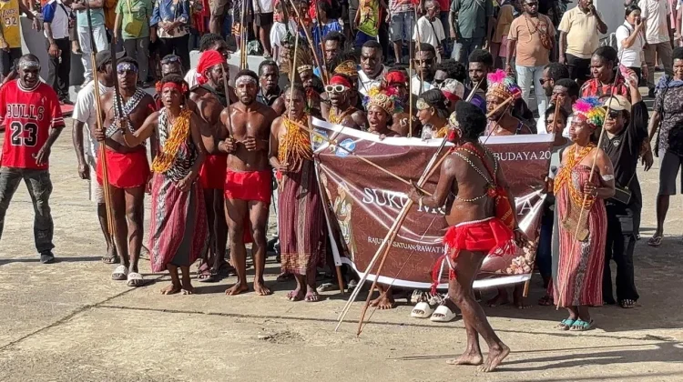 Ribuan Warga Meriahkan Parade Budaya jelang HUT Teluk Bintuni