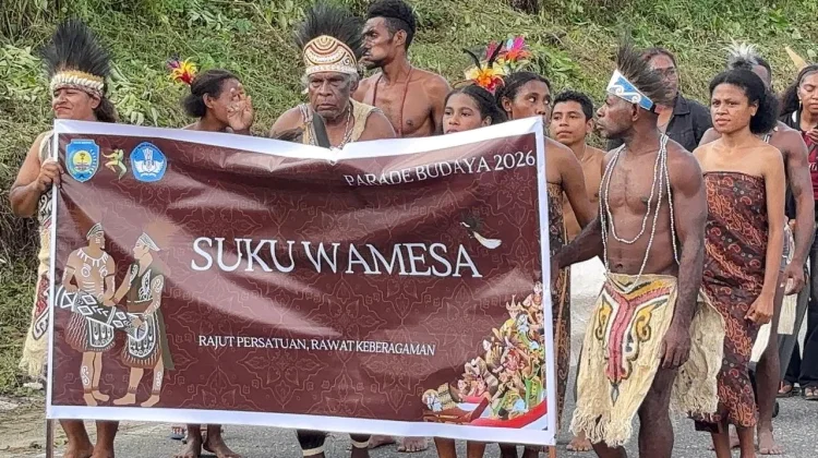 Ribuan Warga Meriahkan Parade Budaya jelang HUT Teluk Bintuni