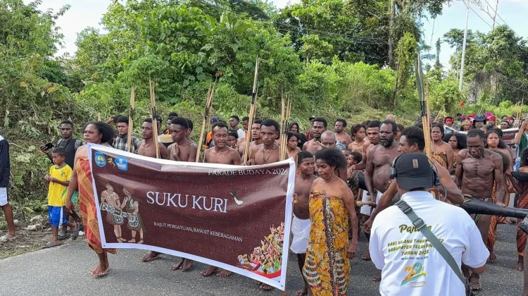 Ribuan Warga Meriahkan Parade Budaya jelang HUT Teluk Bintuni