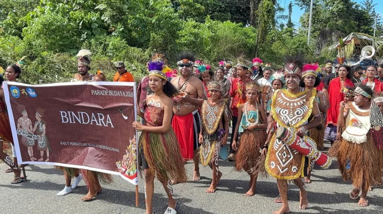 Ribuan Warga Meriahkan Parade Budaya jelang HUT Teluk Bintuni