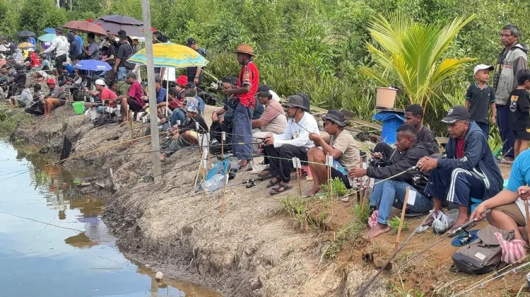 Ratusan Warga Antusias Ikuti Lomba Mancing HUT Bintuni