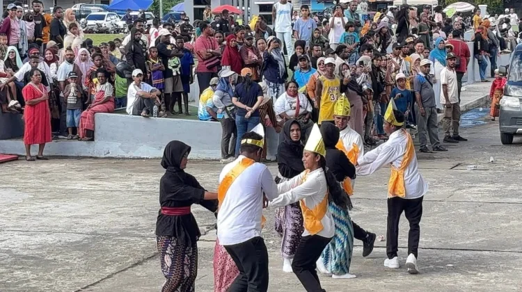 KKMU Meriahkan Parade Budaya HUT Teluk Bintuni Ke-23