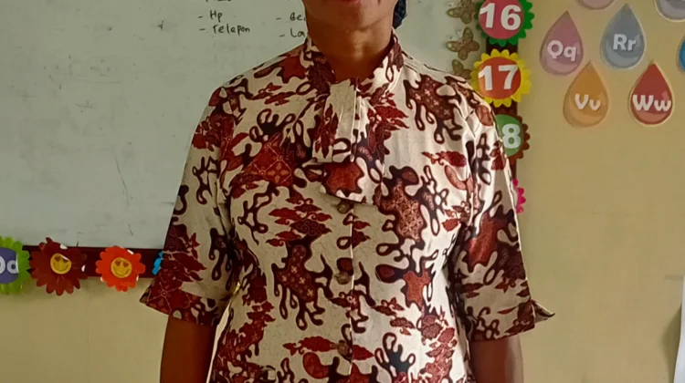 Membentuk karakter anak yang paling utama adalah Moral.
