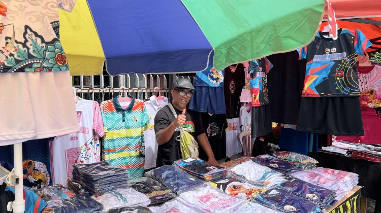 Meriahkan Pesparawi Pedagang Siapkan Kaos Berbagai Ukuran