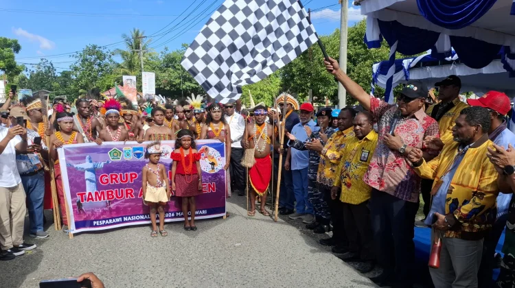 Wagub Papua Barat Lepas Karnaval Budaya Pesparawi Nasional Meriahkan Manokwari