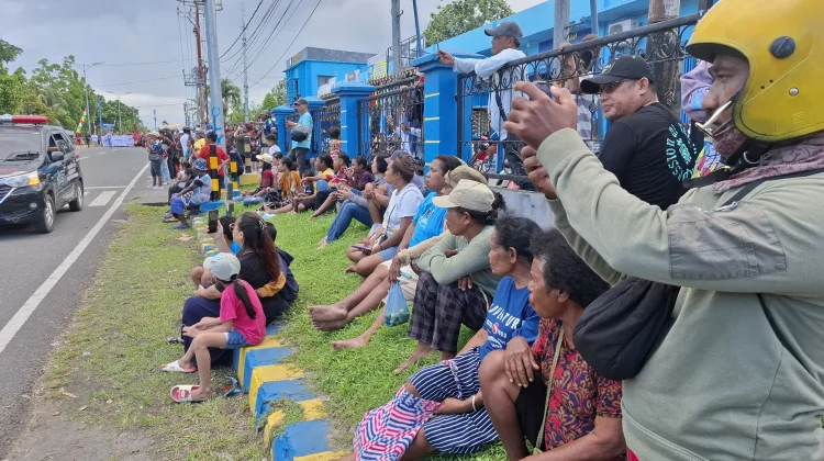 Warga Antusias Saksikan Karnaval Budaya Pesparawi Nasional XIV di Manokwari