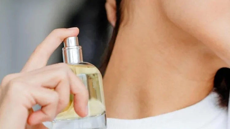 Tips agar parfum tidak membuat baju kuning