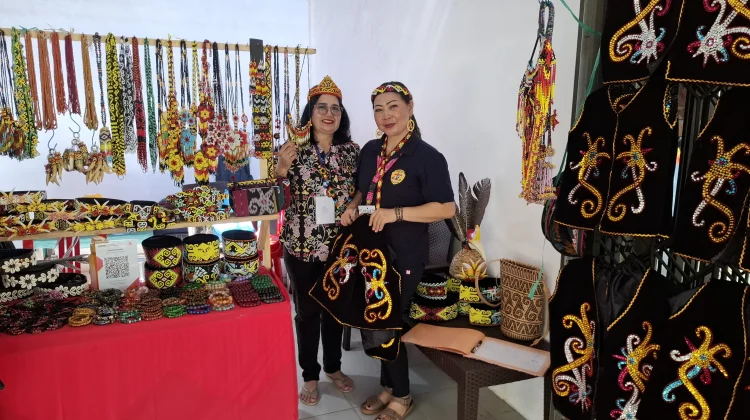 UMKM Kalimantan Timur Kenalkan Produk Khas Dayak di Pameran Pesparawi Nasional