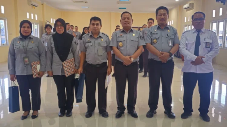 Kemenkum Papua Barat Anugerahkan Penghargaan Pegawai Teladan Triwulan II