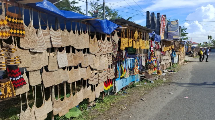 UMKM Noken Papua Raup Peluang Ekonomi dari Pesparawi Nasional XIV di UNIPA Amban