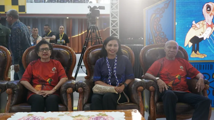 Ketua Persit KCK Daerah XVIII/Kasuari dan Prajurit Kodam Kasuari Tebar Semangat