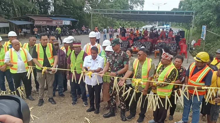 Pemkab Bintuni Lanjutkan Jalan Dua Jalur Sepanjang 10 Km