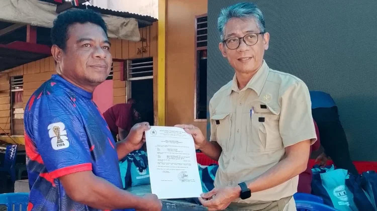 Kampung Piala Dunia Fanimo menerima Bantuan Kemasyarakatan Wapres RI