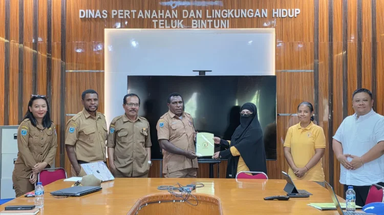 Yayasan Papeda dan Pemkab Bintuni Perkuat Kolaborasi Atasi Sampah Plastik