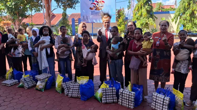 Peringati Harganas ke-33, BKKBN Papua Barat Serahkan Paket Nutrisi GENTING