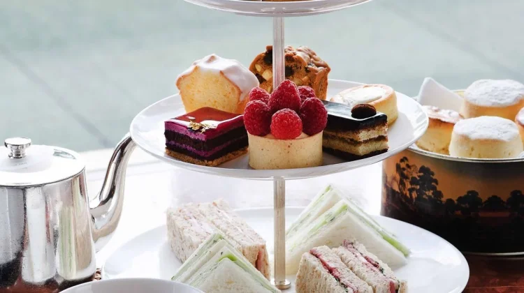 Perbedaan Evening tea dan High tea sejarah, tradisi dan cara penyajiannya.
