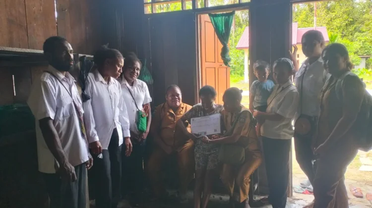 Plt Kepala Distrik Tembuni Turun Lapangan Data Warga di 10 Kampung