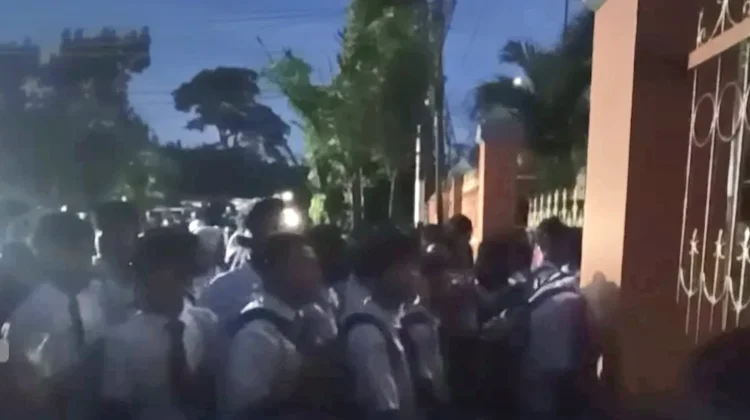 SPMB Hari Pertama di Manokwari Dipadati Pendaftar, Orang Tua Antre sejak Dini Hari