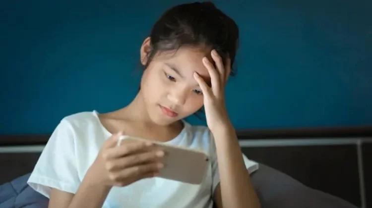 Main HP Bisa Picu Sakit Kepala