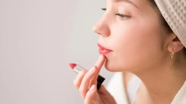 Kunci bibir lembap saat pakai lipstik matte