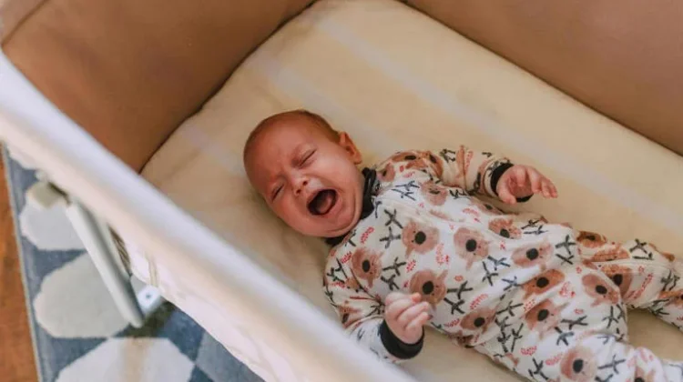 Penyebab bayi rewel setiap mau tidur dengan dramanya