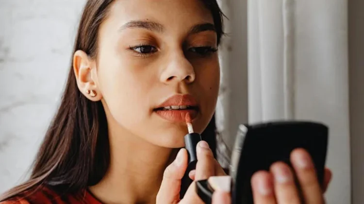Penjelasan mengapa warna bibir bisa menjadi lebih gelap?