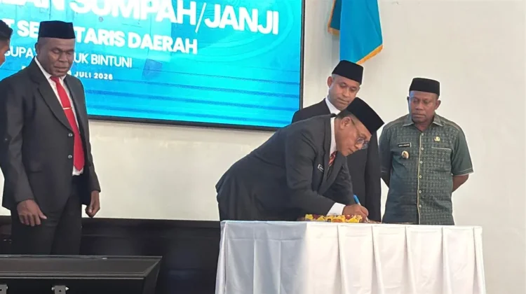 Yohanis Manibuy Lantik Ida Bagus Putu Suratna Jadi Pj Sekda