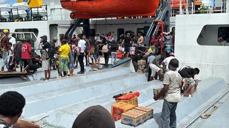 Wabup Teluk Bintuni Lepas Kepulangan Kontingen Pesparani Fakfak-Kaimana