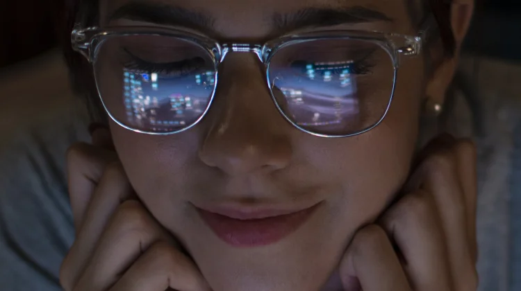 Tren Kacamata Baca Gen Z: Perpaduan Fungsi, Fashion, dan Gaya Hidup Modern