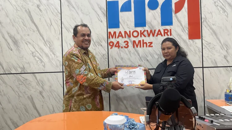 Pelni Manokwari Gencarkan Edukasi Penggunaan Pelni Mobile kepada Penumpang