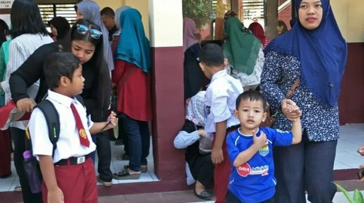 Hari Pertama Sekolah, Ratusan Orang Tua Antar Anak ke SD Inpres 16 Arfai
