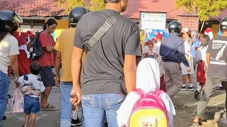 Gerakan Ayah Mengantar Anak Warnai Hari Pertama Sekolah di Manokwari