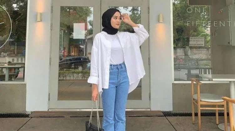 Mix and match-nya baju putih, cocok dengan celana warna apa?