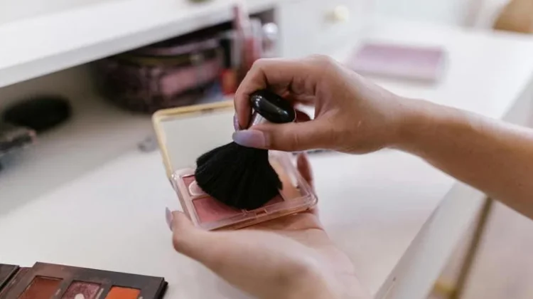 Warna blush on yang bikin wajah tampak lebih segar dan awet muda