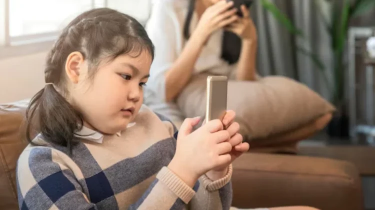 Memahami Dampak Sosial Media bagi Perkembangan Anak