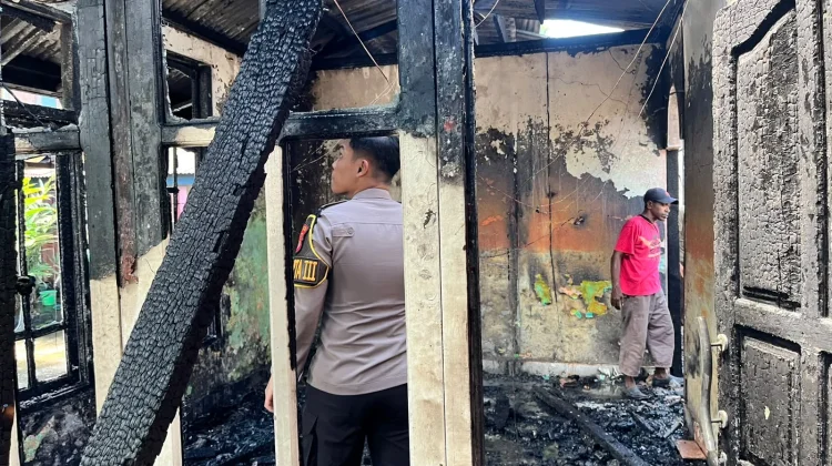 Polres Teluk Bintuni Kerahkan AWC Padamkan Kebakaran di Kampung Lama