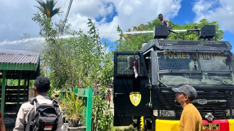Polres Teluk Bintuni Kerahkan AWC Padamkan Kebakaran di Kampung Lama