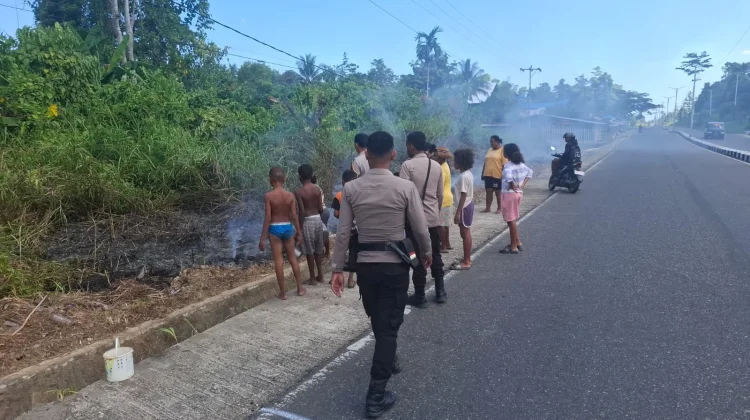 Polres Teluk Bintuni Sigap Padamkan Karhutla di Tuasai