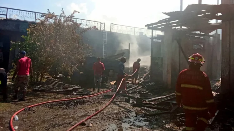 Mess Karyawan Toko Sulindah di Manokwari Ludes Terbakar