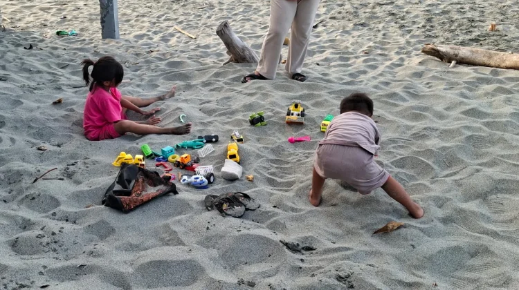 Tujuh Manfaat Anak Bermain Pasir Pantai Bagi Tumbuh Kembang