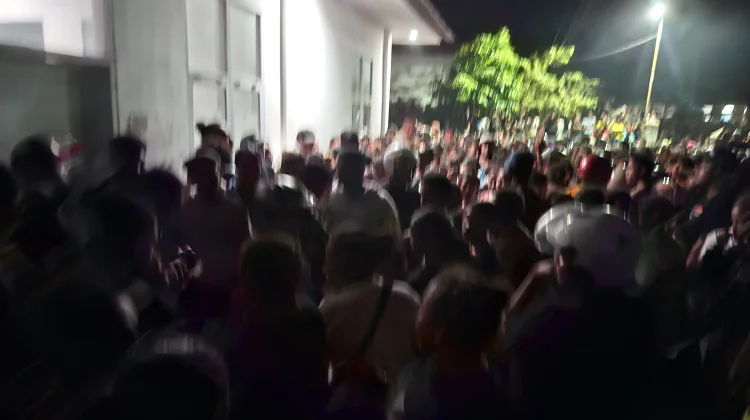 Warga Antusias Antar Jenazah Yanto Idorway ke RSUD Manokwari