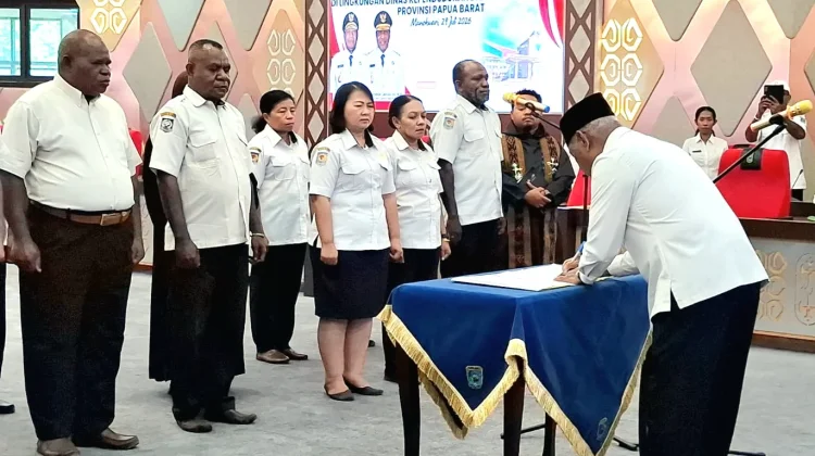 Gubernur Papua Barat Lantik Pejabat Administrator dan Pengawas Disdukcapil