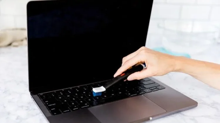 3 Kesalahan Merawat Laptop yang Harus Dihindari