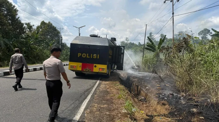 Jalan Tisay Terbakar Polisi Respons Cepat Padamkan Api
